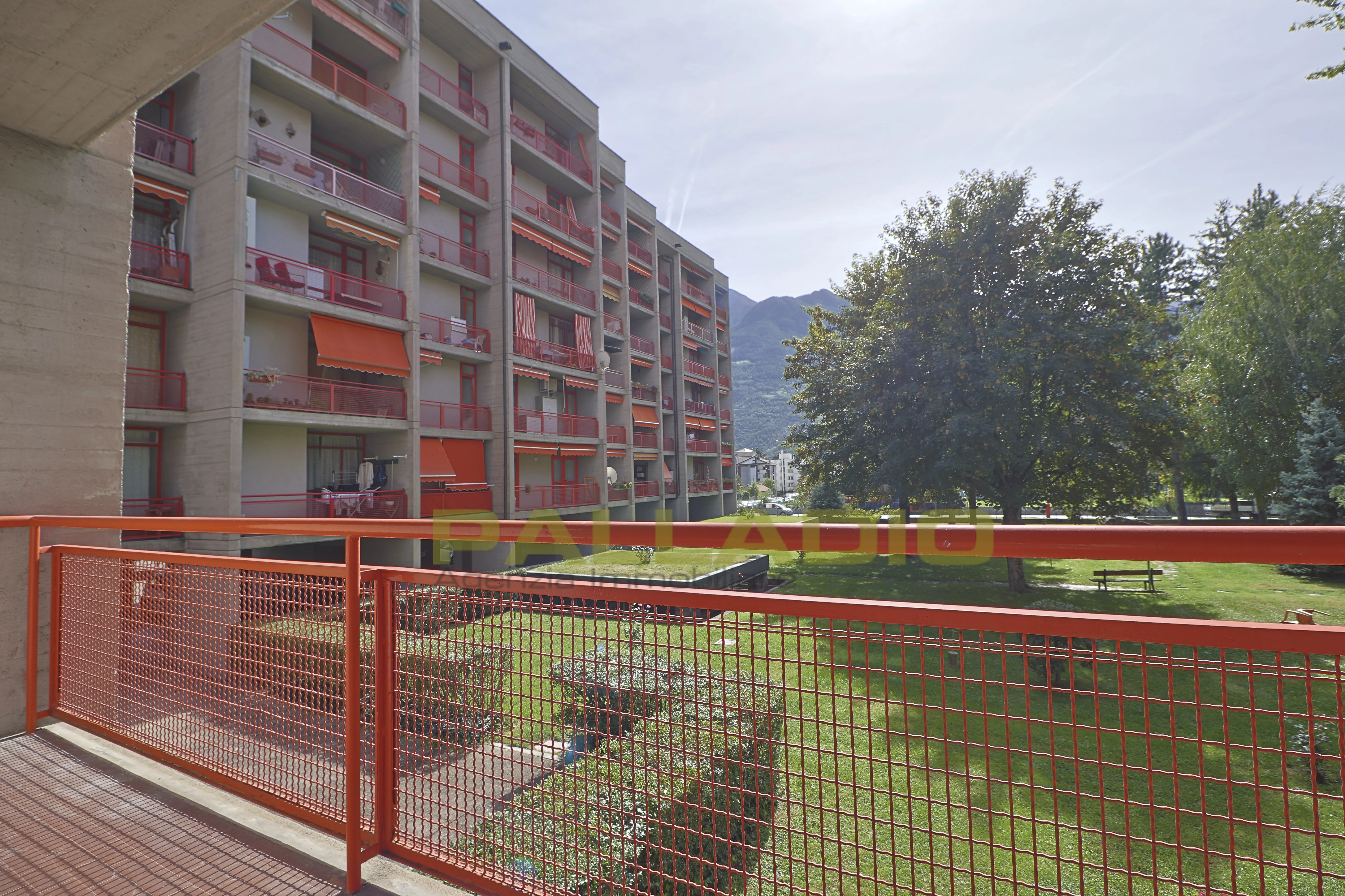 Aosta Regione Consolata - Ampio e luminoso plurilocale con  esposizione Sud, box auto e cantina